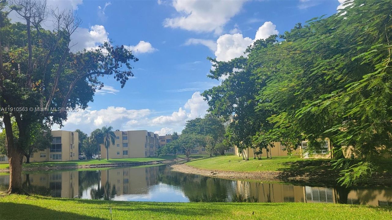 For Sale: $160,000 (2 beds, 2 baths, 880 Square Feet)