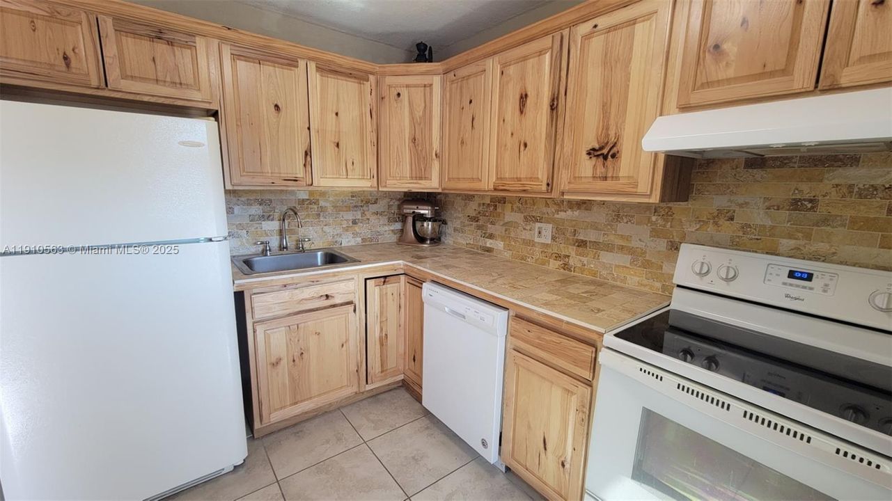 For Sale: $160,000 (2 beds, 2 baths, 880 Square Feet)