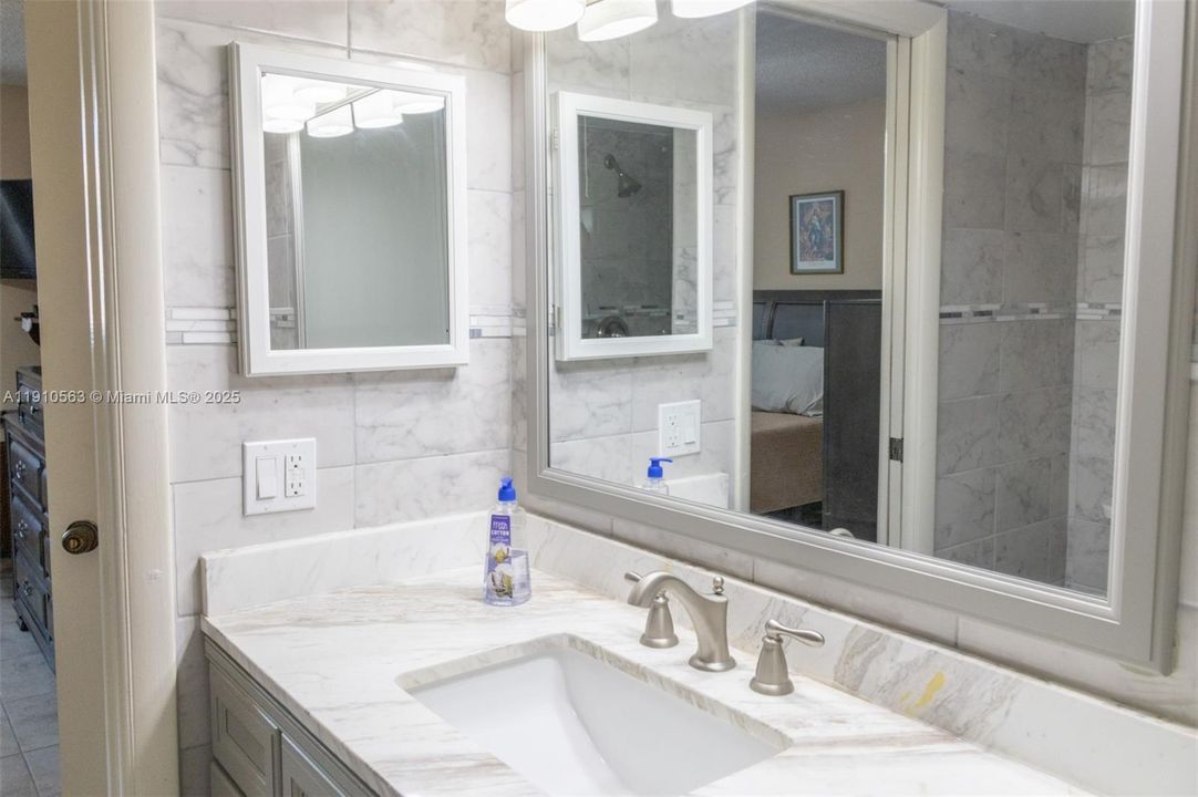 For Sale: $160,000 (2 beds, 2 baths, 880 Square Feet)