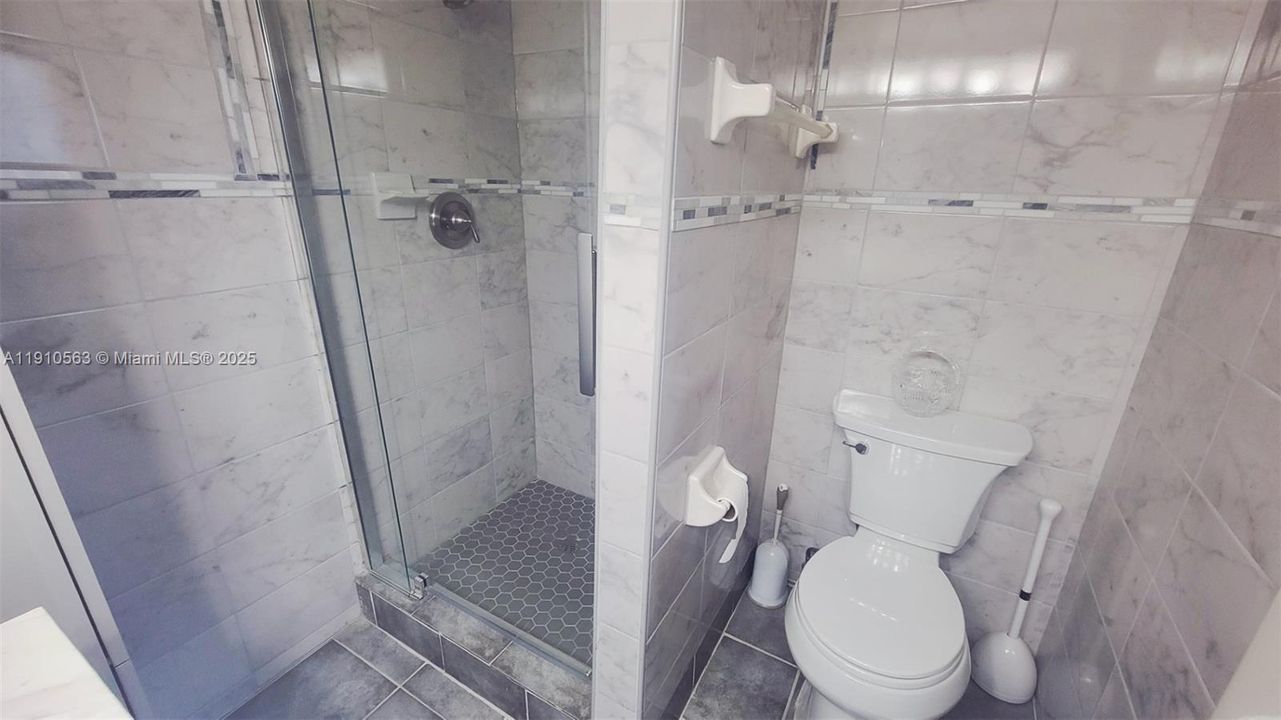 For Sale: $160,000 (2 beds, 2 baths, 880 Square Feet)