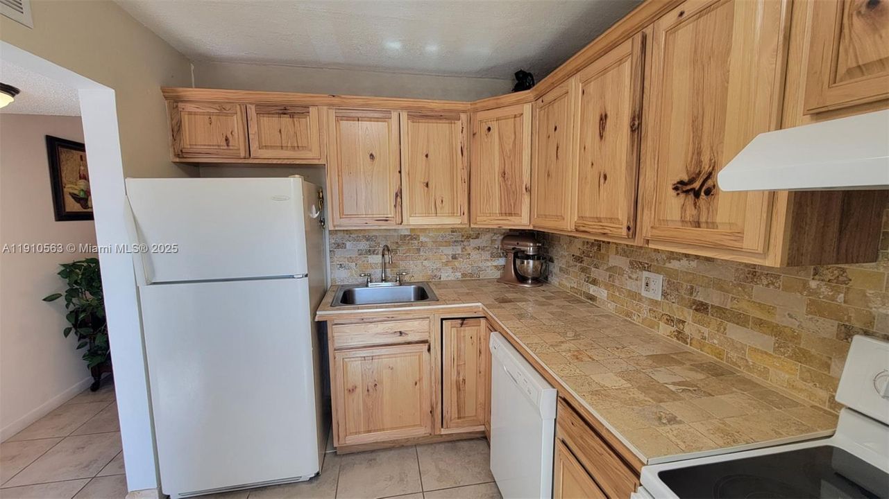For Sale: $160,000 (2 beds, 2 baths, 880 Square Feet)