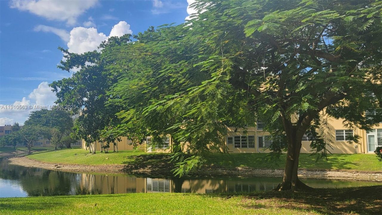 For Sale: $160,000 (2 beds, 2 baths, 880 Square Feet)