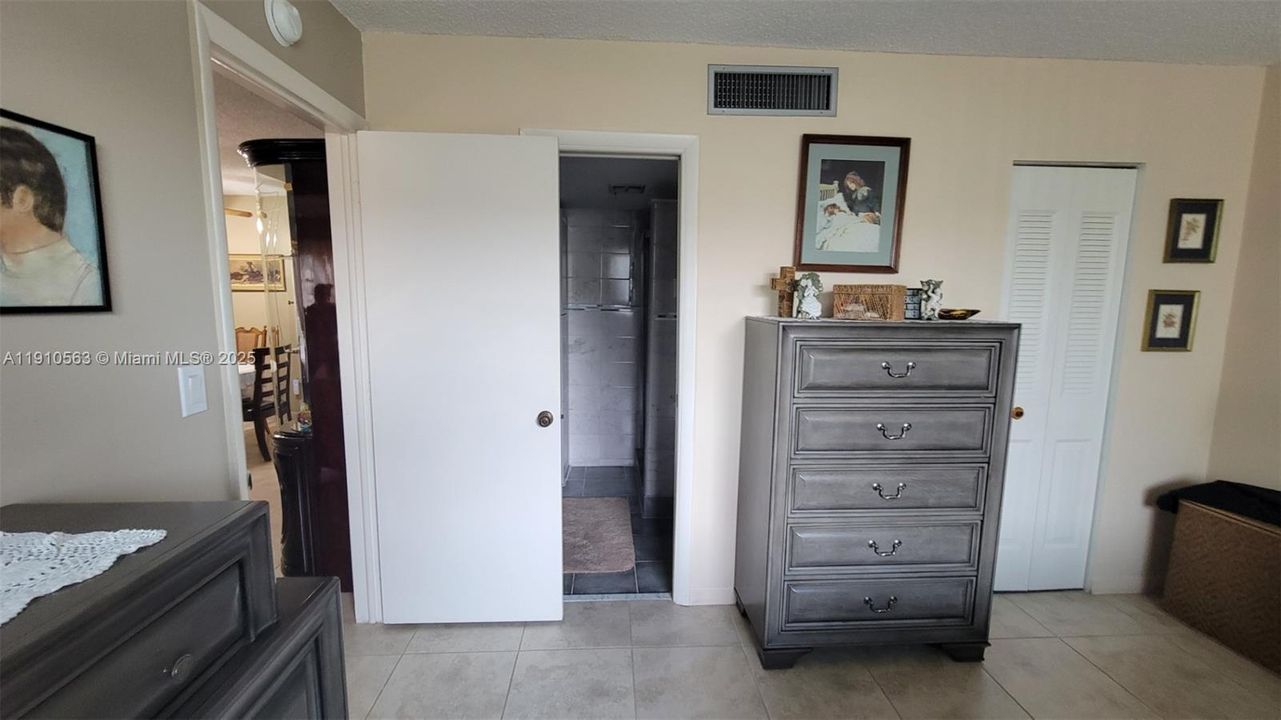 For Sale: $160,000 (2 beds, 2 baths, 880 Square Feet)