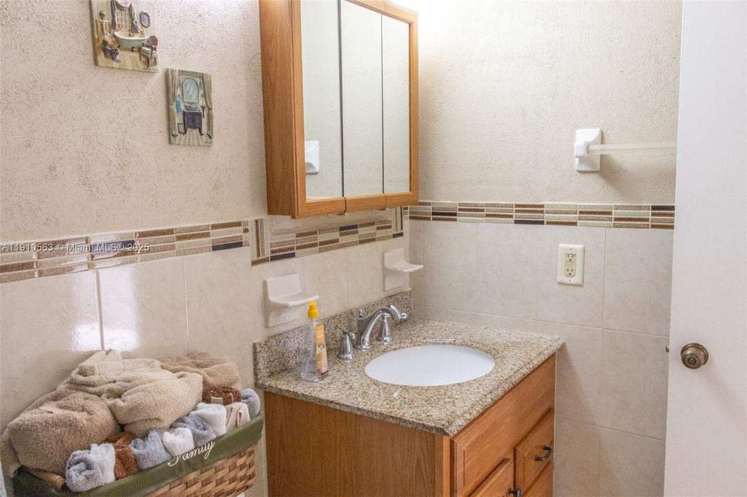 For Sale: $160,000 (2 beds, 2 baths, 880 Square Feet)