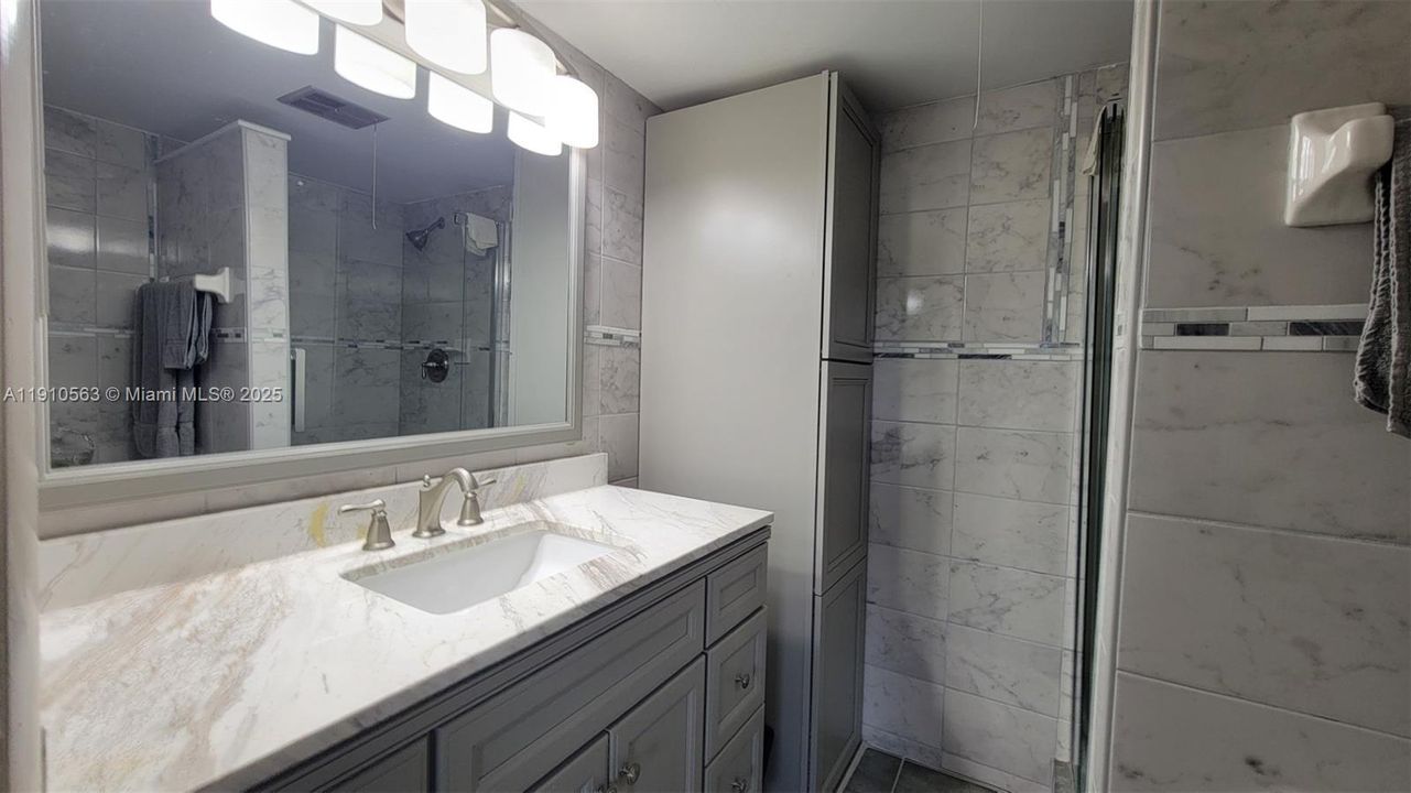 For Sale: $160,000 (2 beds, 2 baths, 880 Square Feet)