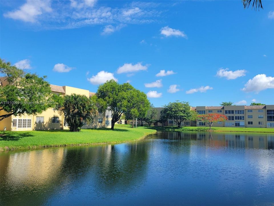 For Sale: $160,000 (2 beds, 2 baths, 880 Square Feet)