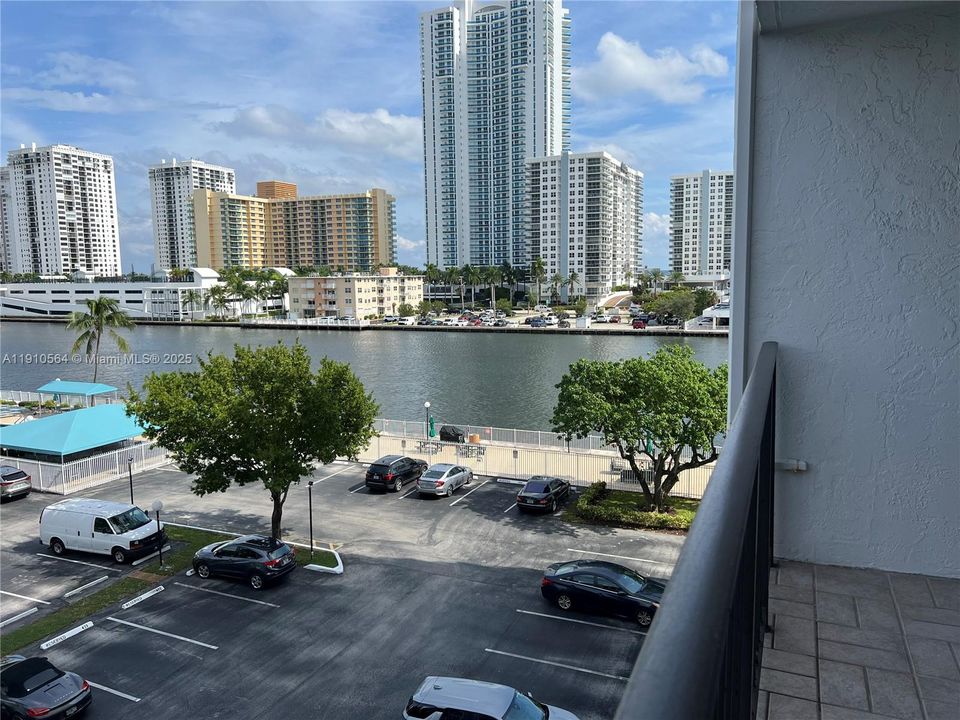 Active With Contract: $2,195 (2 beds, 2 baths, 1130 Square Feet)