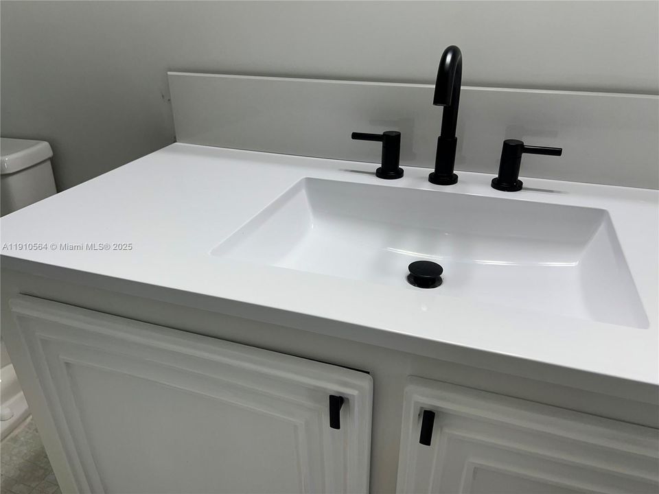 Active With Contract: $2,195 (2 beds, 2 baths, 1130 Square Feet)