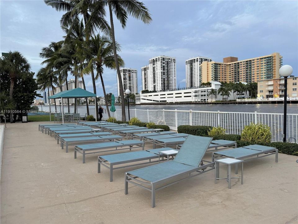 Active With Contract: $2,195 (2 beds, 2 baths, 1130 Square Feet)