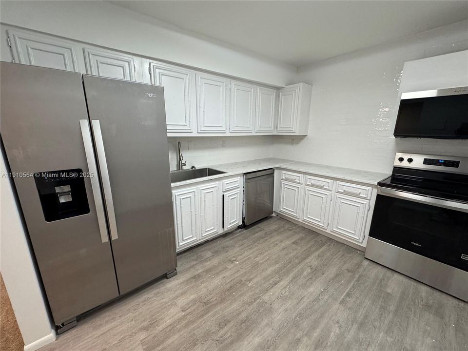 Active With Contract: $2,195 (2 beds, 2 baths, 1130 Square Feet)