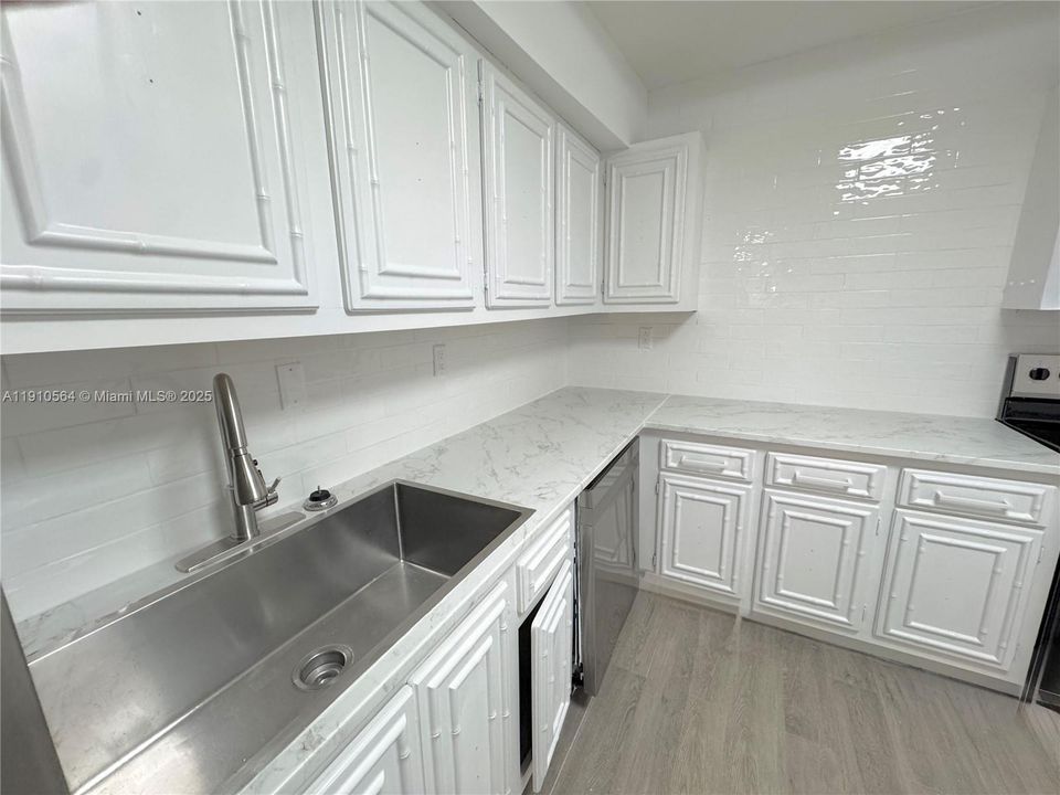 Active With Contract: $2,195 (2 beds, 2 baths, 1130 Square Feet)