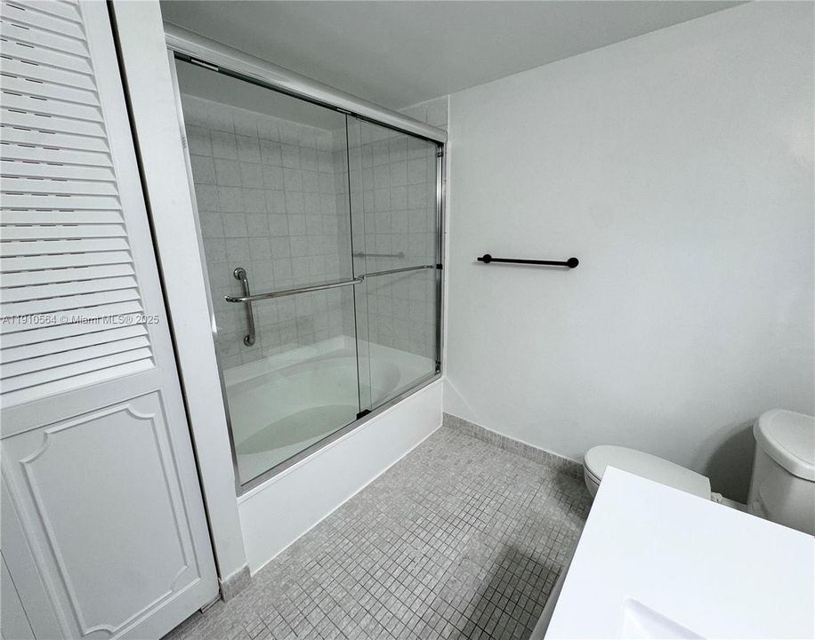 Active With Contract: $2,195 (2 beds, 2 baths, 1130 Square Feet)