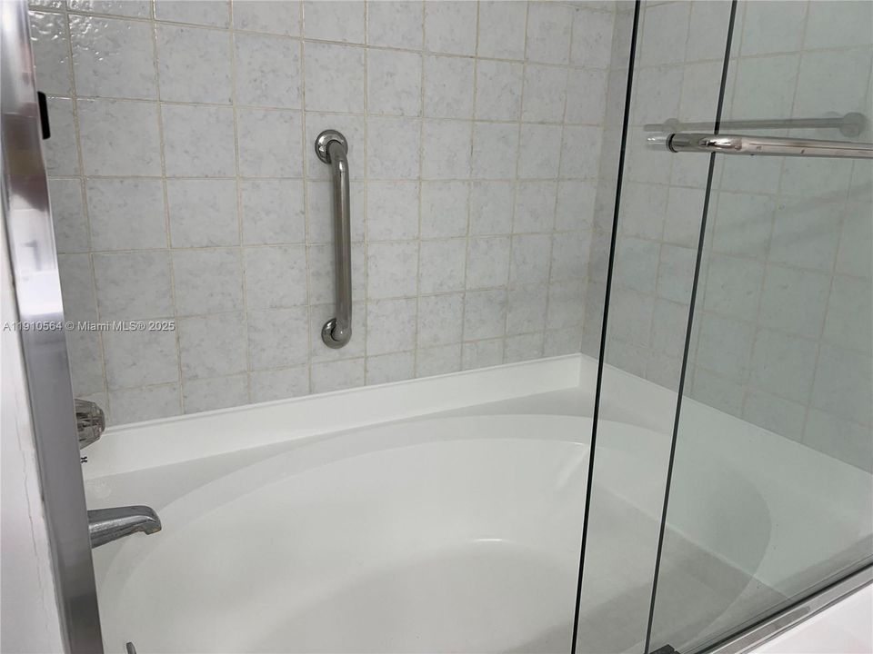 Active With Contract: $2,195 (2 beds, 2 baths, 1130 Square Feet)