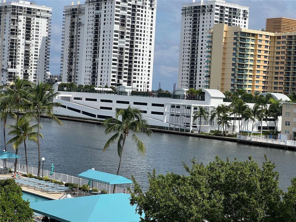 Active With Contract: $2,195 (2 beds, 2 baths, 1130 Square Feet)