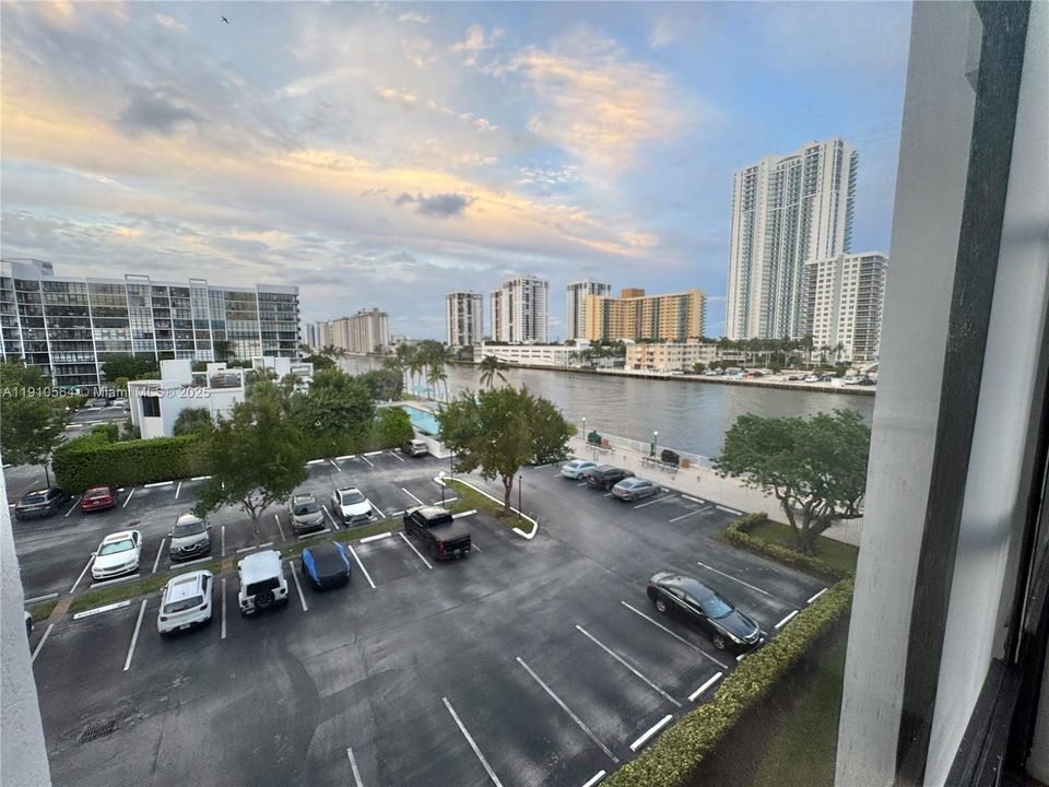 Active With Contract: $2,195 (2 beds, 2 baths, 1130 Square Feet)