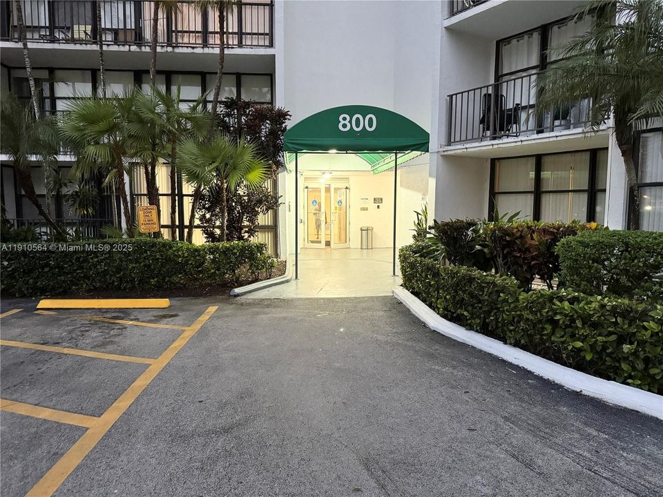 Active With Contract: $2,195 (2 beds, 2 baths, 1130 Square Feet)