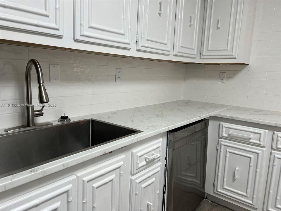 Active With Contract: $2,195 (2 beds, 2 baths, 1130 Square Feet)