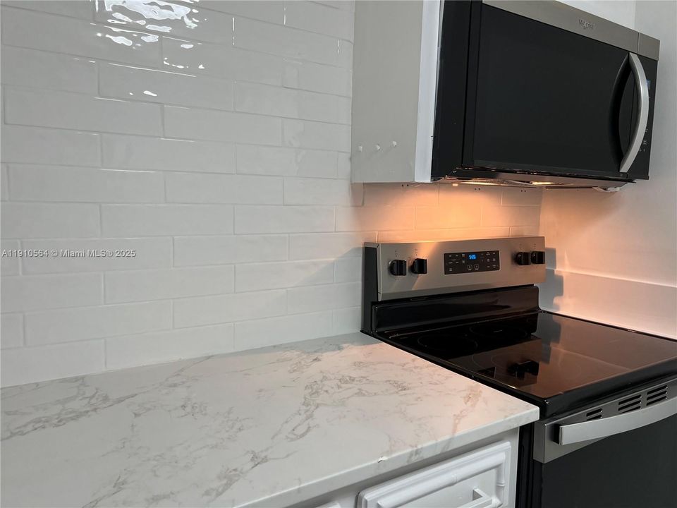 Active With Contract: $2,195 (2 beds, 2 baths, 1130 Square Feet)