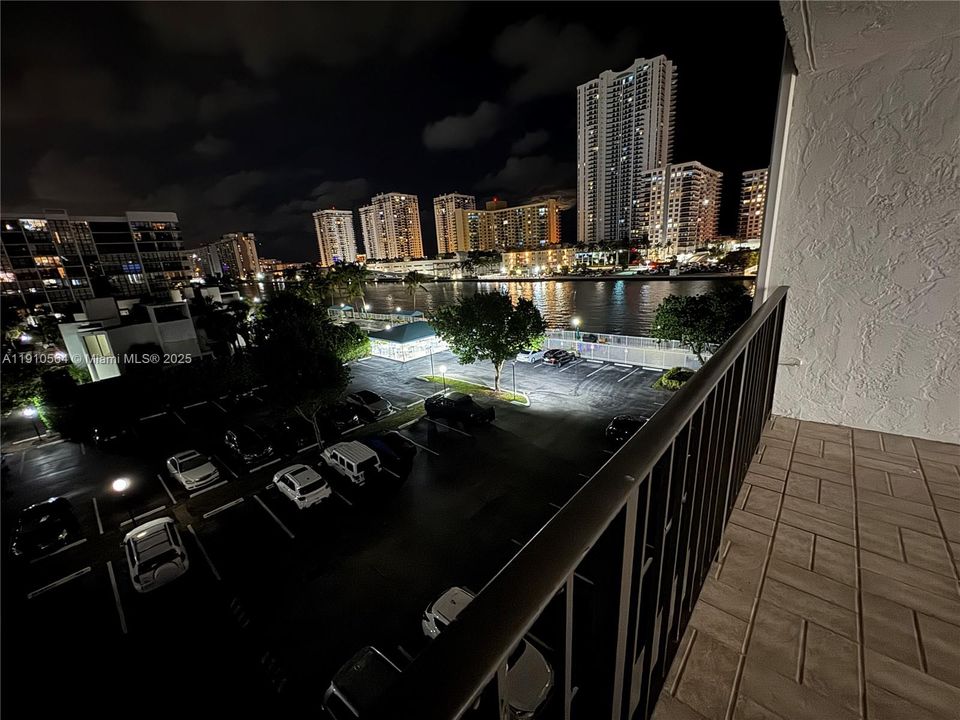 Active With Contract: $2,195 (2 beds, 2 baths, 1130 Square Feet)