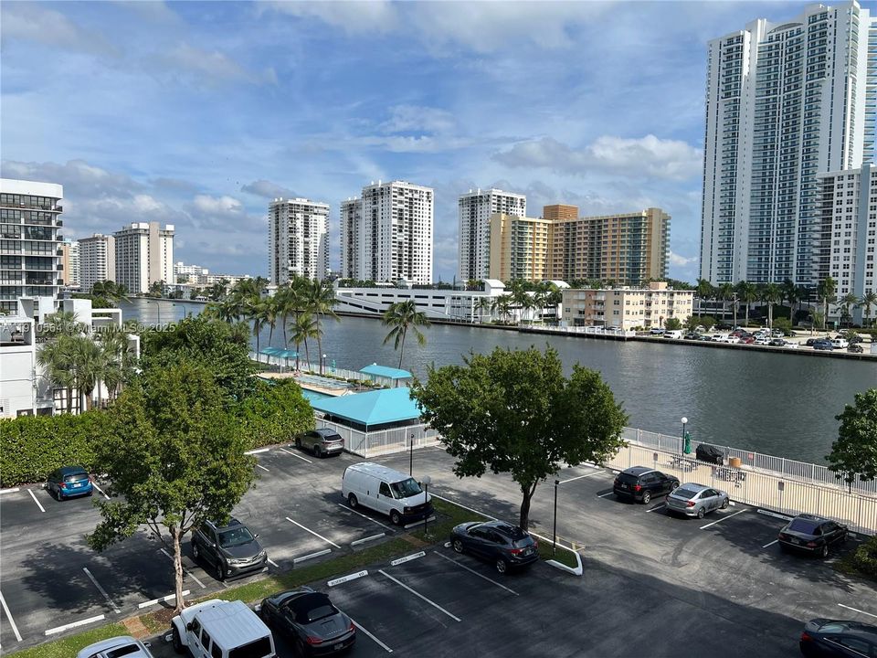 Active With Contract: $2,195 (2 beds, 2 baths, 1130 Square Feet)