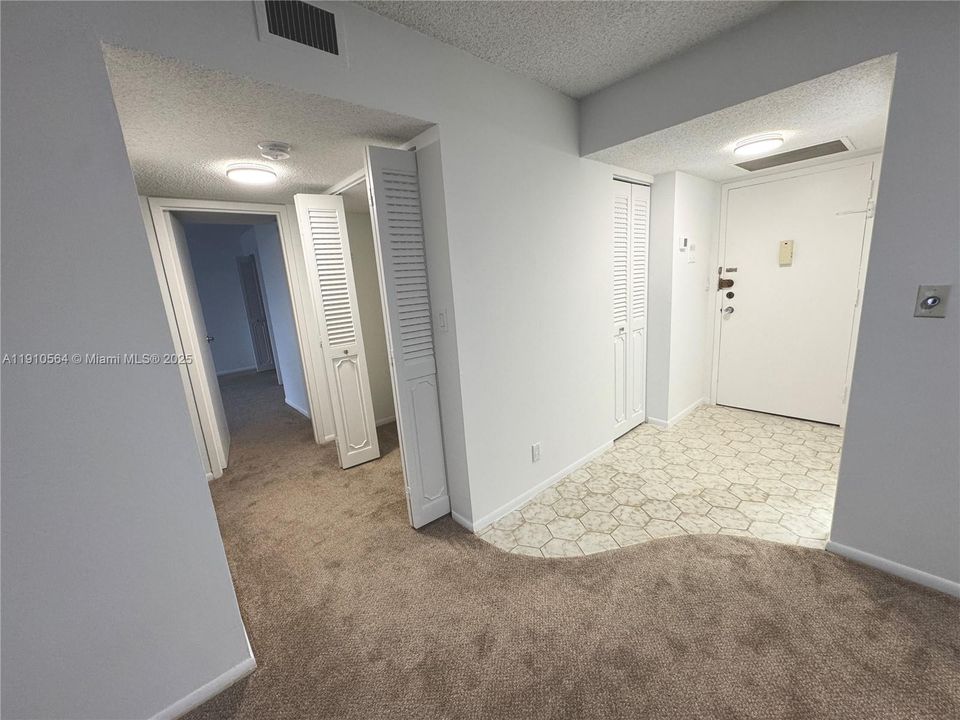 Active With Contract: $2,195 (2 beds, 2 baths, 1130 Square Feet)