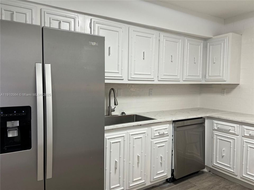 Active With Contract: $2,195 (2 beds, 2 baths, 1130 Square Feet)