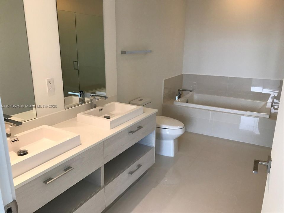 Recently Rented: $6,500 (3 beds, 3 baths, 1192 Square Feet)