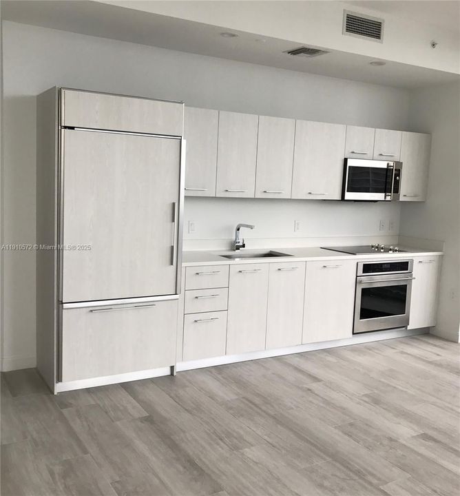 Recently Rented: $6,500 (3 beds, 3 baths, 1192 Square Feet)