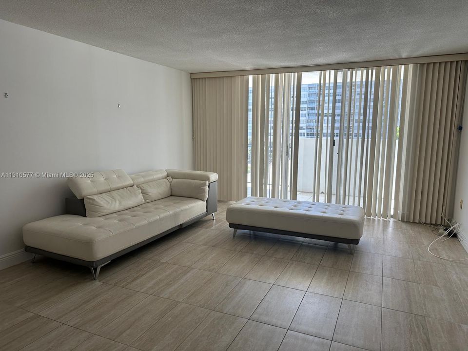 Active With Contract: $160,000 (1 beds, 1 baths, 887 Square Feet)