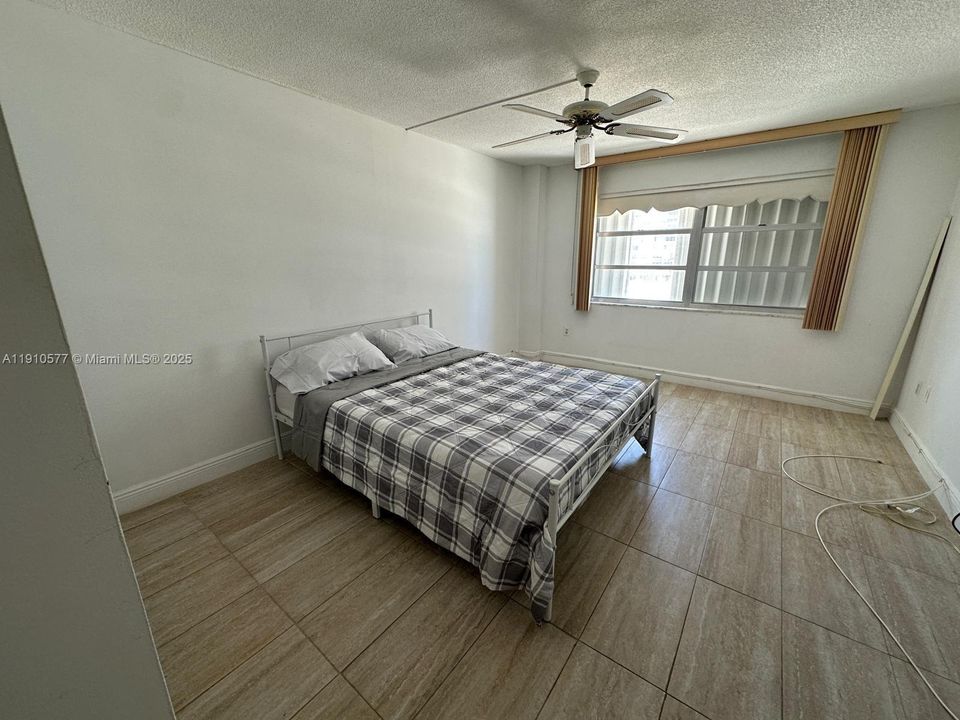 Active With Contract: $160,000 (1 beds, 1 baths, 887 Square Feet)