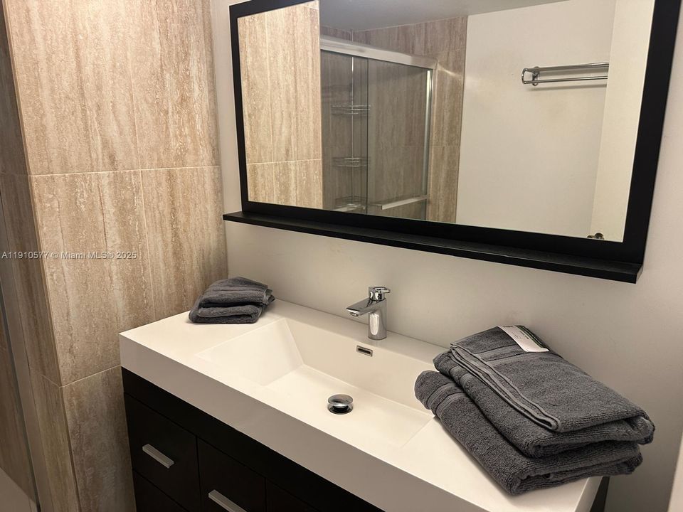 Active With Contract: $160,000 (1 beds, 1 baths, 887 Square Feet)