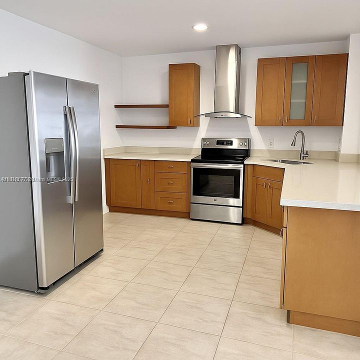 Active With Contract: $160,000 (1 beds, 1 baths, 887 Square Feet)