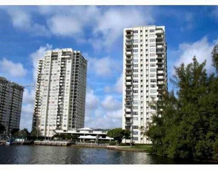 Active With Contract: $160,000 (1 beds, 1 baths, 887 Square Feet)