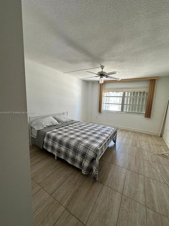 Active With Contract: $160,000 (1 beds, 1 baths, 887 Square Feet)
