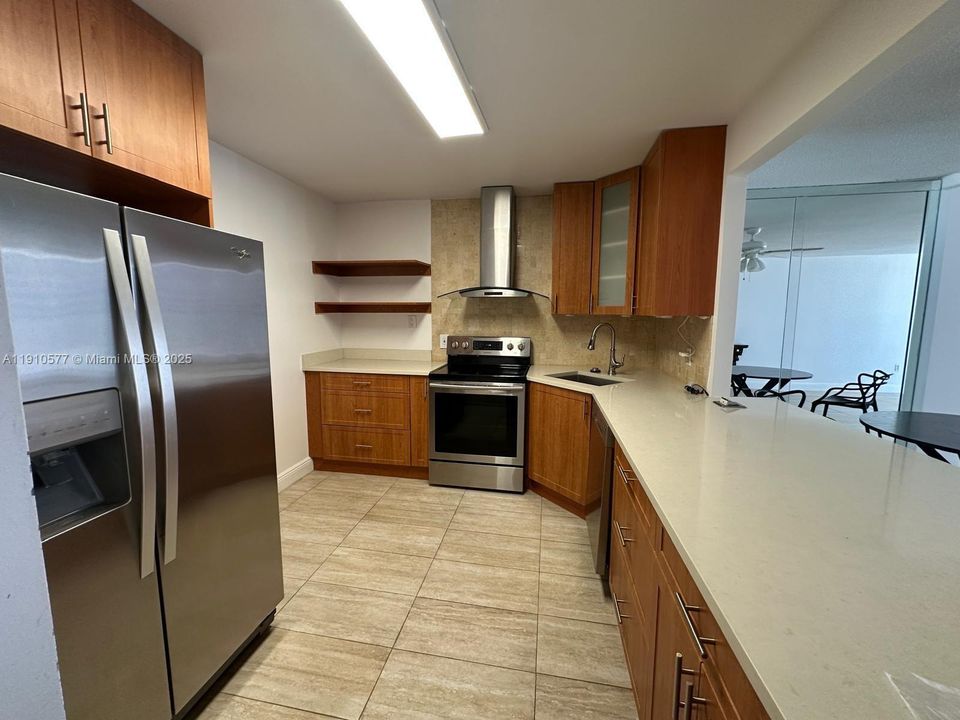 Active With Contract: $160,000 (1 beds, 1 baths, 887 Square Feet)