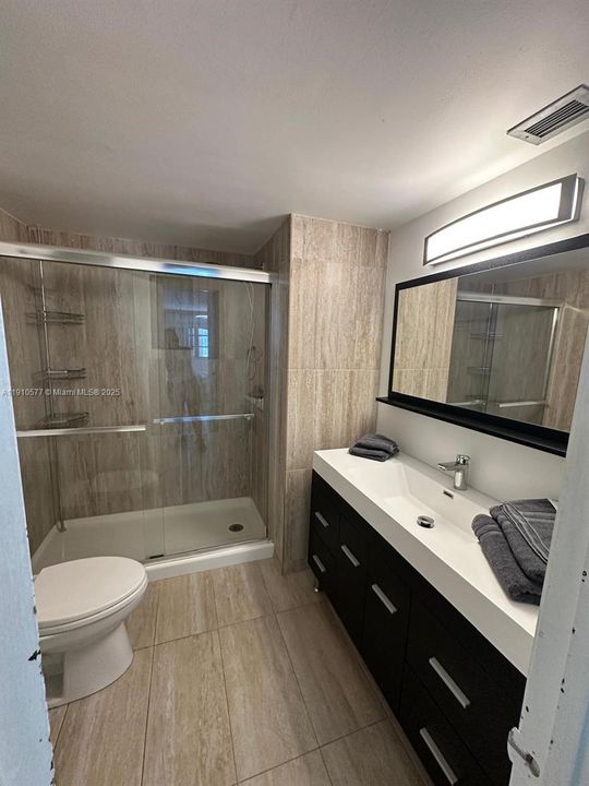 Active With Contract: $160,000 (1 beds, 1 baths, 887 Square Feet)