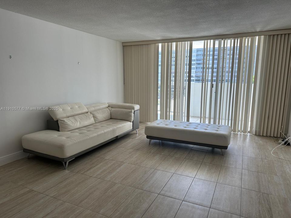 Active With Contract: $160,000 (1 beds, 1 baths, 887 Square Feet)