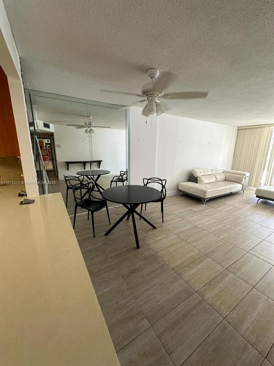 Active With Contract: $160,000 (1 beds, 1 baths, 887 Square Feet)
