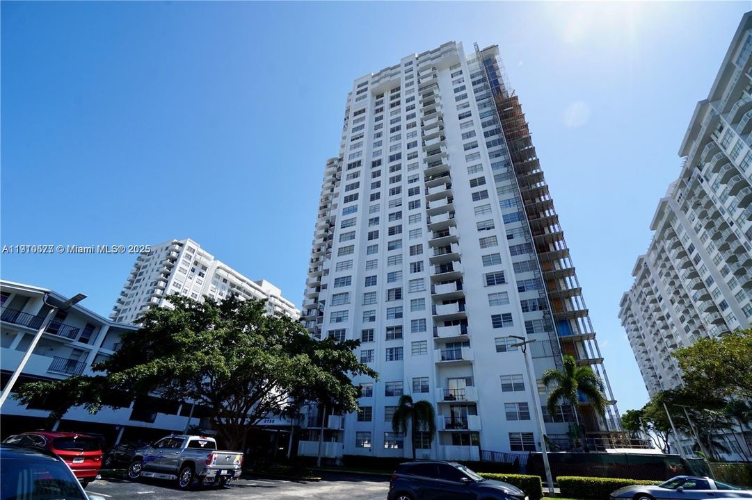 Active With Contract: $160,000 (1 beds, 1 baths, 887 Square Feet)