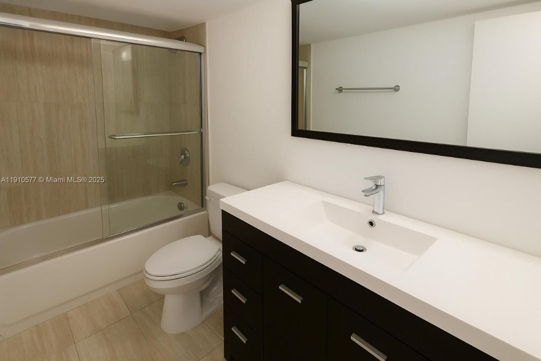 Active With Contract: $160,000 (1 beds, 1 baths, 887 Square Feet)