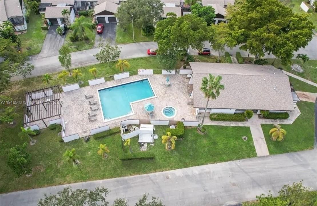 For Sale: $370,000 (2 beds, 2 baths, 1060 Square Feet)