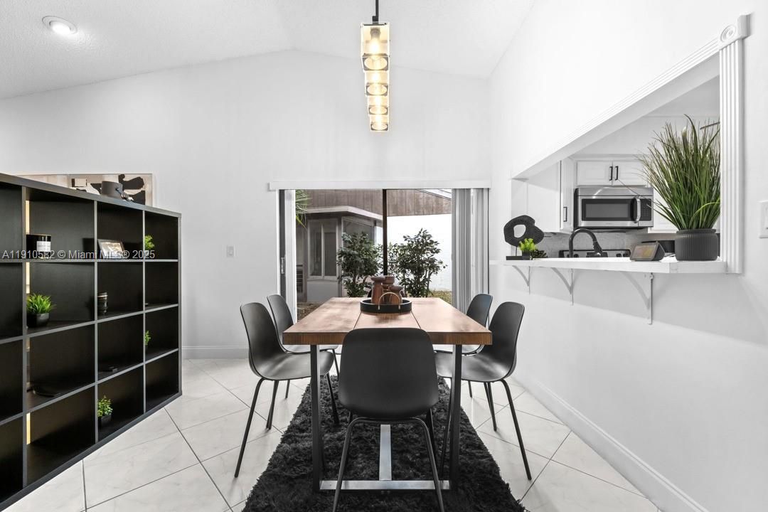 For Sale: $370,000 (2 beds, 2 baths, 1060 Square Feet)