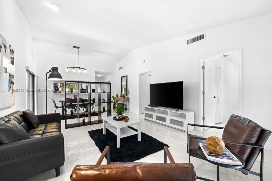 For Sale: $370,000 (2 beds, 2 baths, 1060 Square Feet)