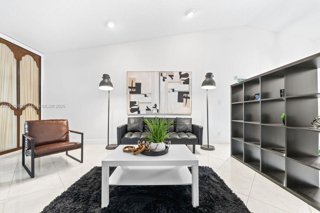 For Sale: $370,000 (2 beds, 2 baths, 1060 Square Feet)