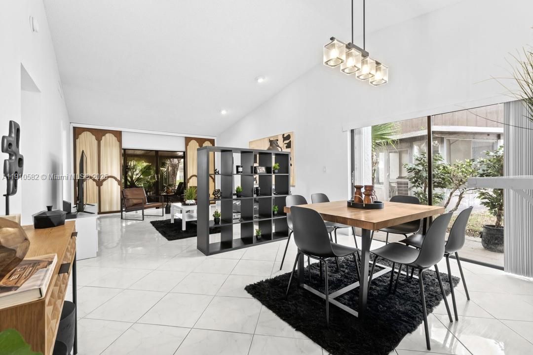 For Sale: $370,000 (2 beds, 2 baths, 1060 Square Feet)