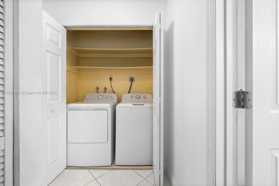 For Sale: $370,000 (2 beds, 2 baths, 1060 Square Feet)