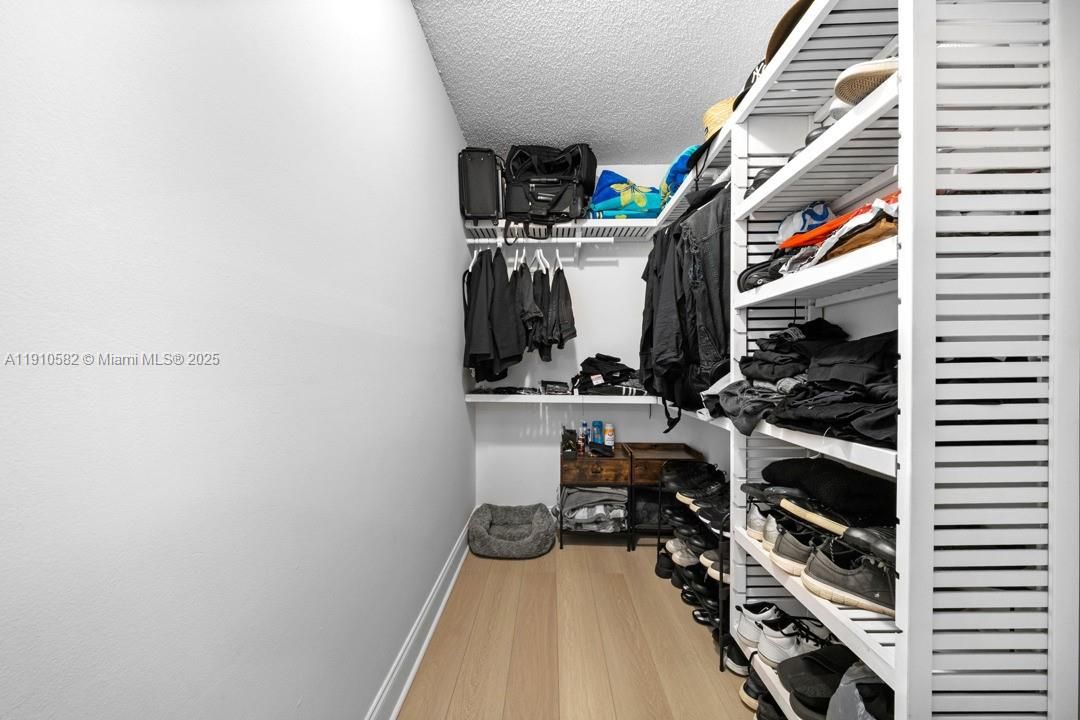 For Sale: $370,000 (2 beds, 2 baths, 1060 Square Feet)