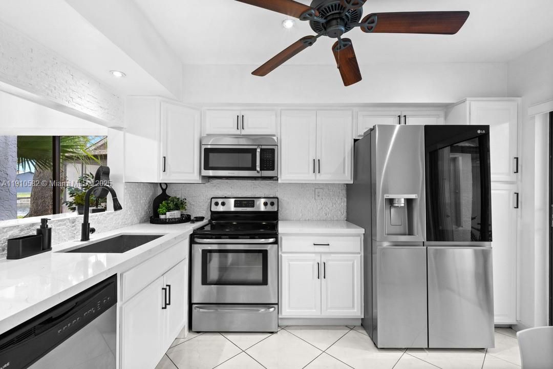 For Sale: $370,000 (2 beds, 2 baths, 1060 Square Feet)