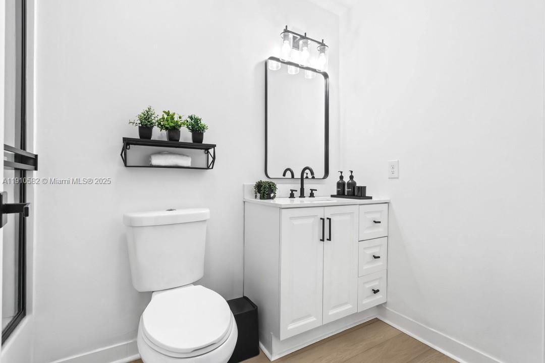 For Sale: $370,000 (2 beds, 2 baths, 1060 Square Feet)