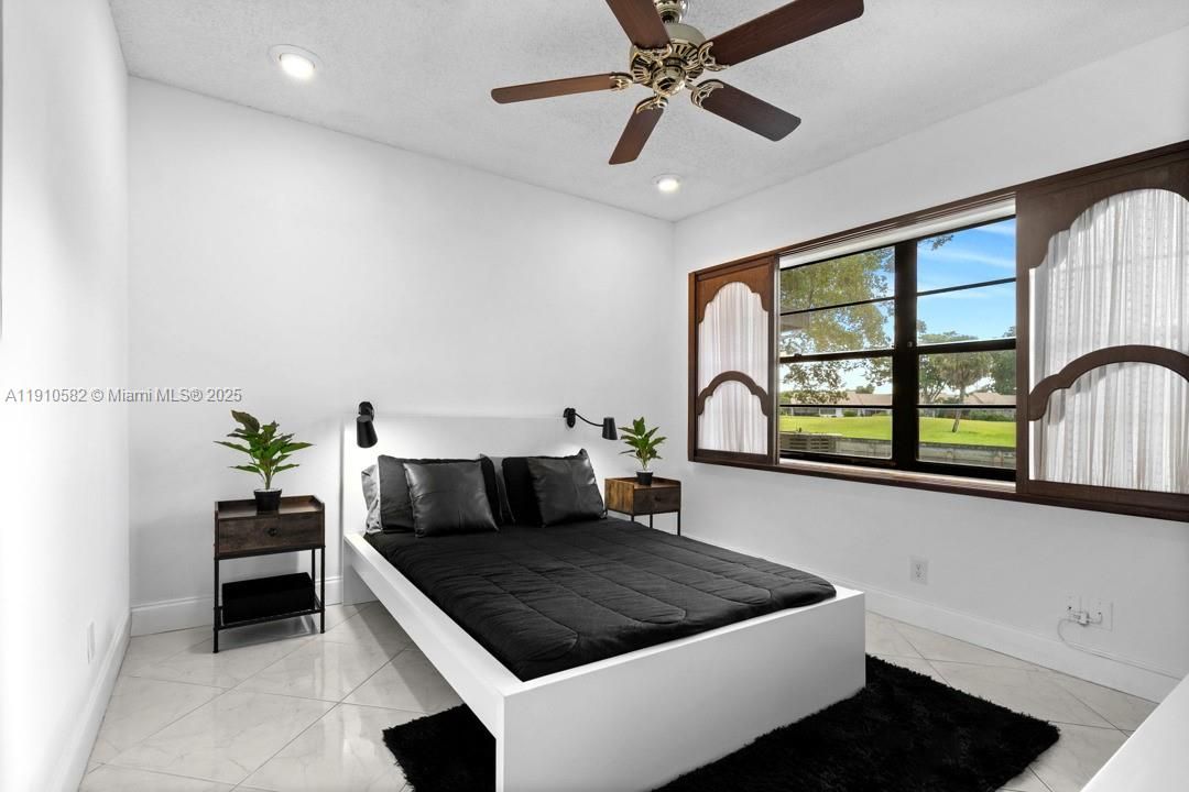 For Sale: $370,000 (2 beds, 2 baths, 1060 Square Feet)